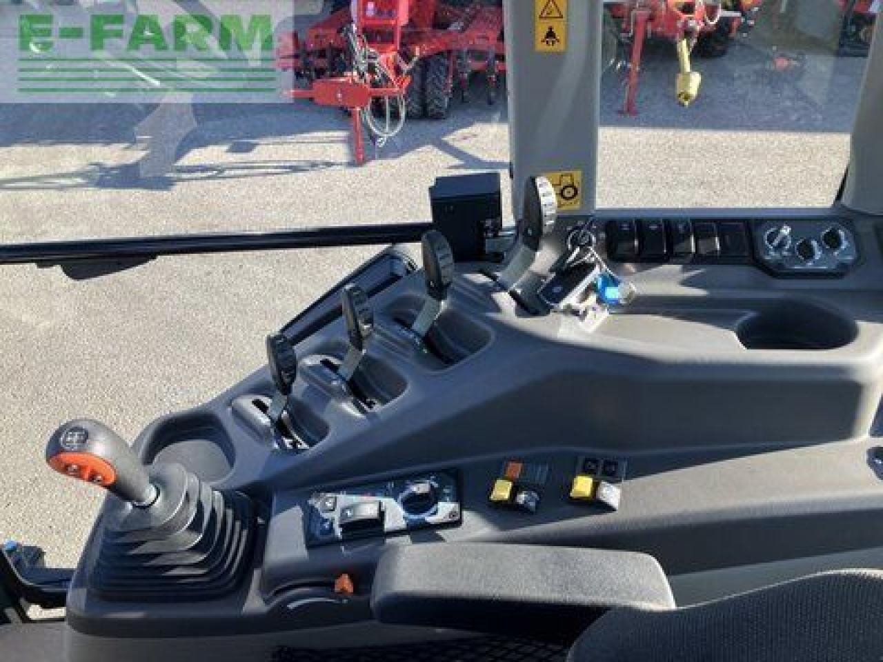 Traktor CLAAS axos 3.95 comfort: 21 kép. Traktor CLAAS axos 3.95 comfort: 21 kép.