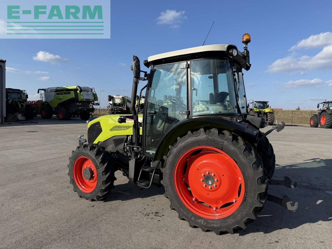 CLAAS elios 320 - Traktor: 3 kép. CLAAS elios 320 - Traktor: 3 kép.