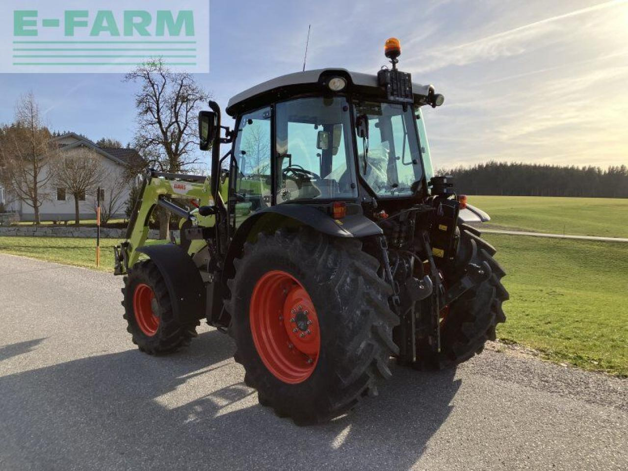 CLAAS elios 320 - Traktor: 3 kép. CLAAS elios 320 - Traktor: 3 kép.