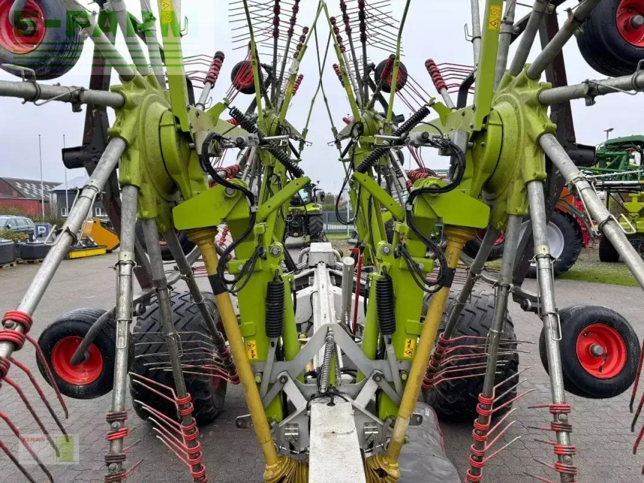 CLAAS liner 3600 comfort - Szénaforgató: 2 kép. CLAAS liner 3600 comfort - Szénaforgató: 2 kép.