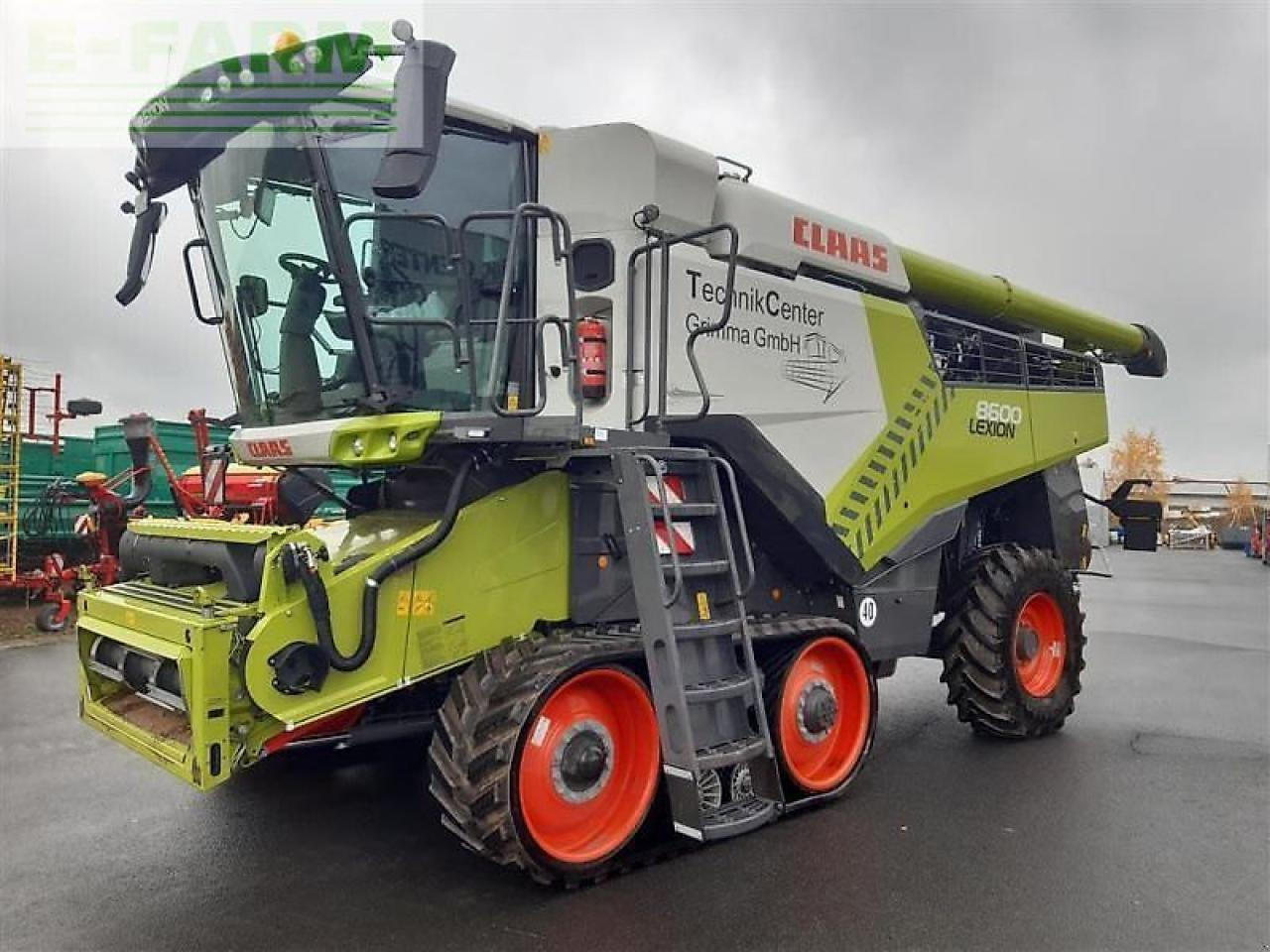 CLAAS mähdr. lexion 8600tt + v1080 - Kombájn: 2 kép. CLAAS mähdr. lexion 8600tt + v1080 - Kombájn: 2 kép.