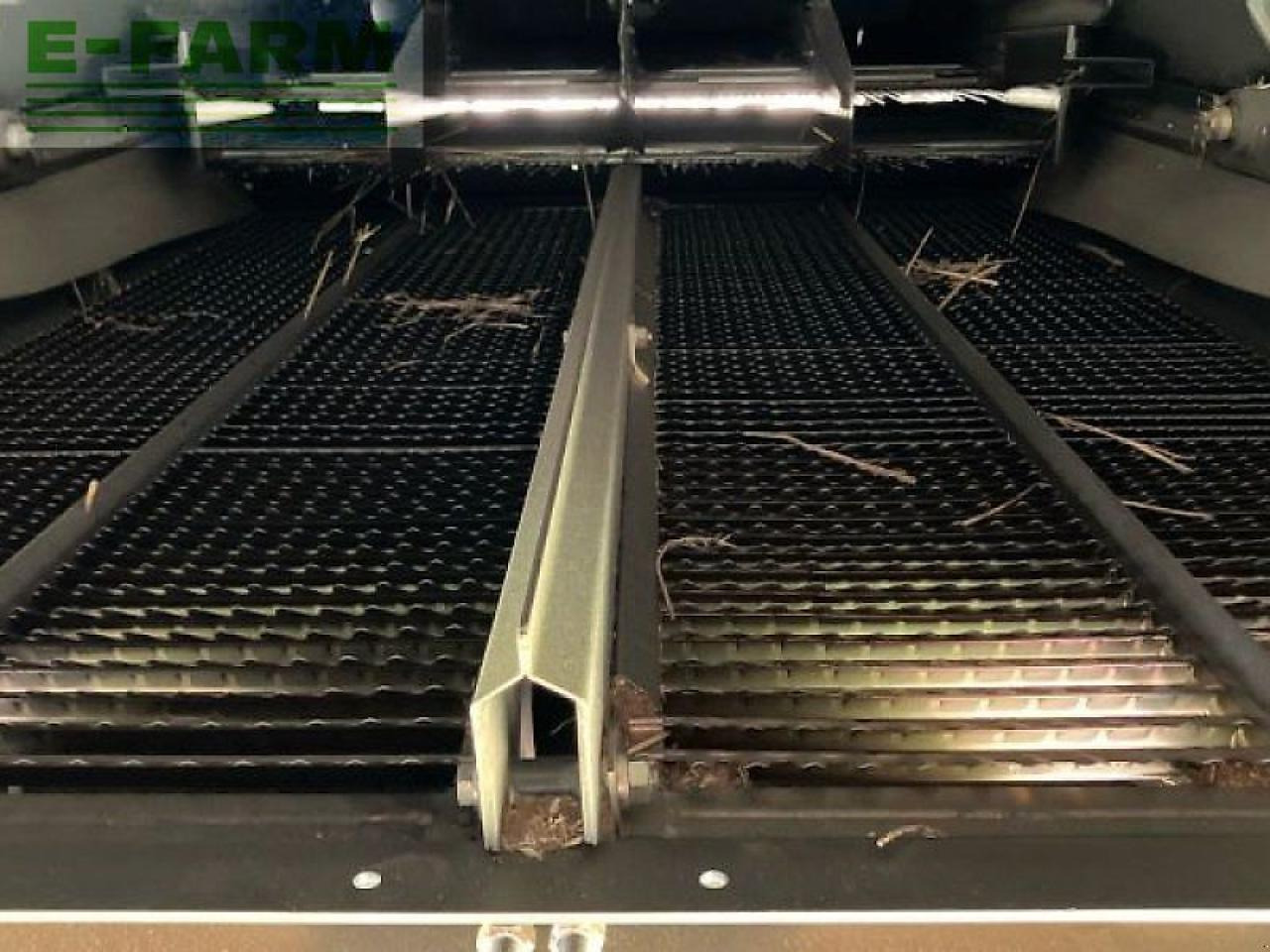 CLAAS mega 350 - Kombájn: 5 kép. CLAAS mega 350 - Kombájn: 5 kép.
