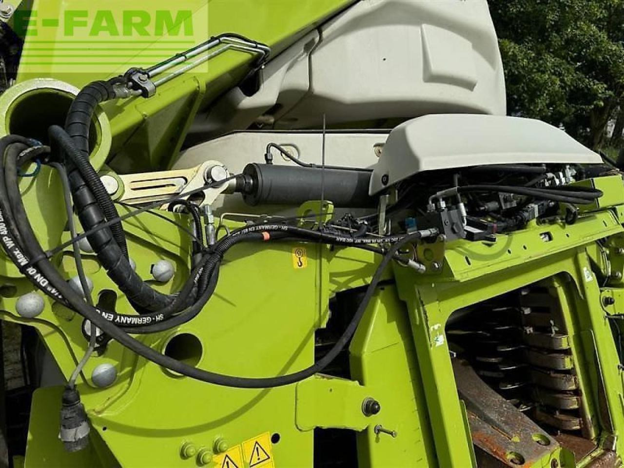 CLAAS orbis 750 - Takarmánybetakarító gép: 5 kép. CLAAS orbis 750 - Takarmánybetakarító gép: 5 kép.