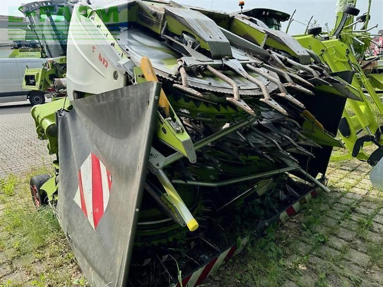CLAAS orbis 750 - Takarmánybetakarító gép: 2 kép. CLAAS orbis 750 - Takarmánybetakarító gép: 2 kép.