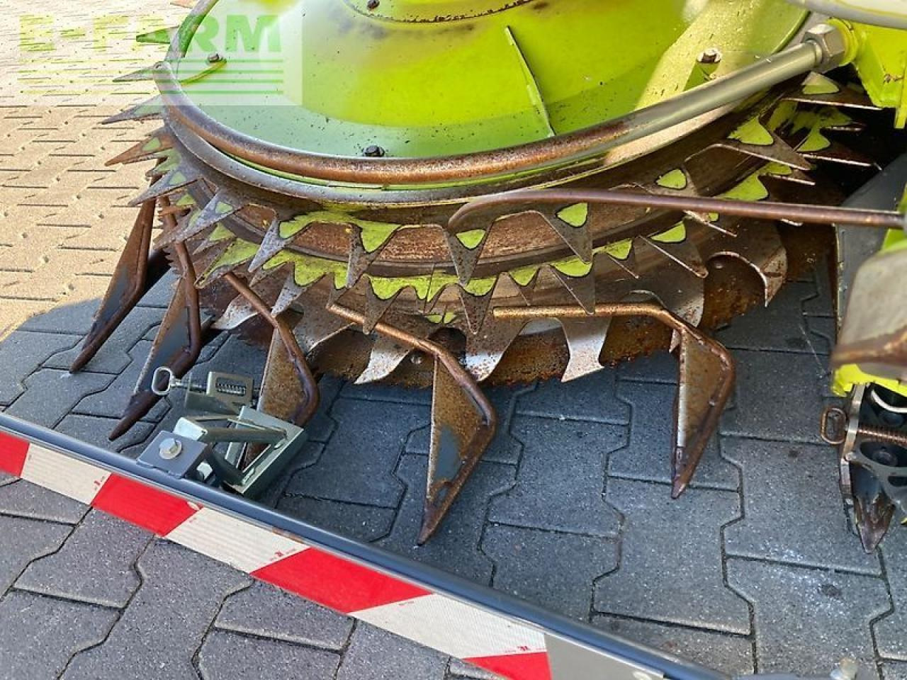 CLAAS orbis 750 - Takarmánybetakarító gép: 3 kép. CLAAS orbis 750 - Takarmánybetakarító gép: 3 kép.