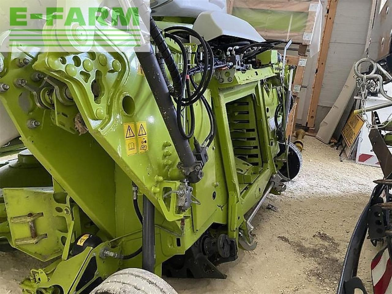 CLAAS orbis 900 - Takarmánybetakarító gép: 3 kép. CLAAS orbis 900 - Takarmánybetakarító gép: 3 kép.