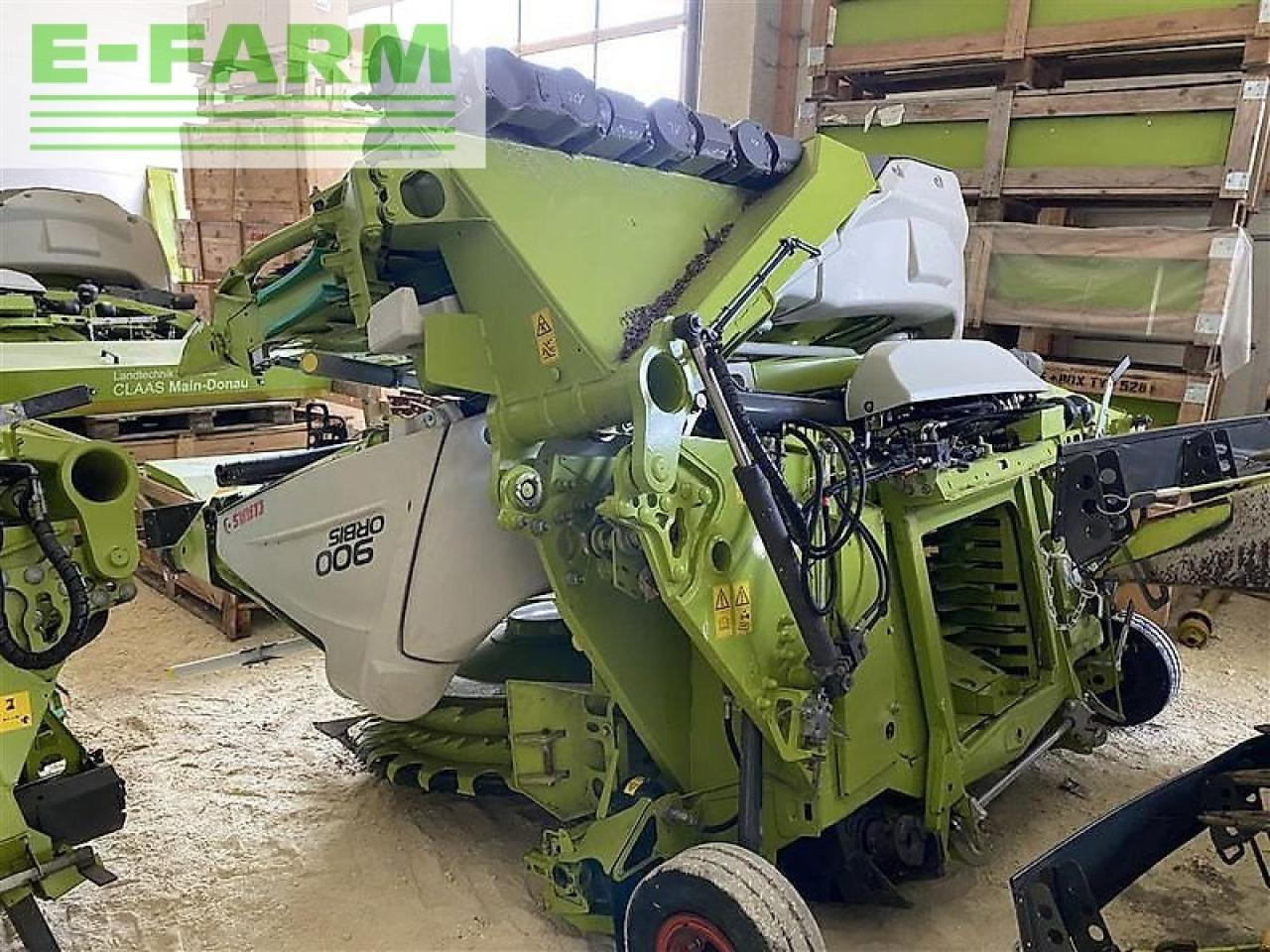 CLAAS orbis 900 - Takarmánybetakarító gép: 2 kép. CLAAS orbis 900 - Takarmánybetakarító gép: 2 kép.
