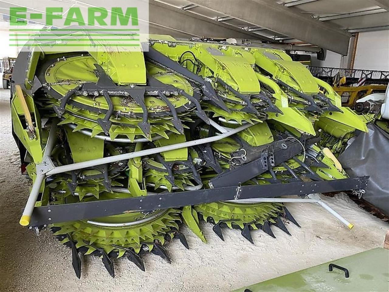 CLAAS orbis 900 - Takarmánybetakarító gép: 4 kép. CLAAS orbis 900 - Takarmánybetakarító gép: 4 kép.