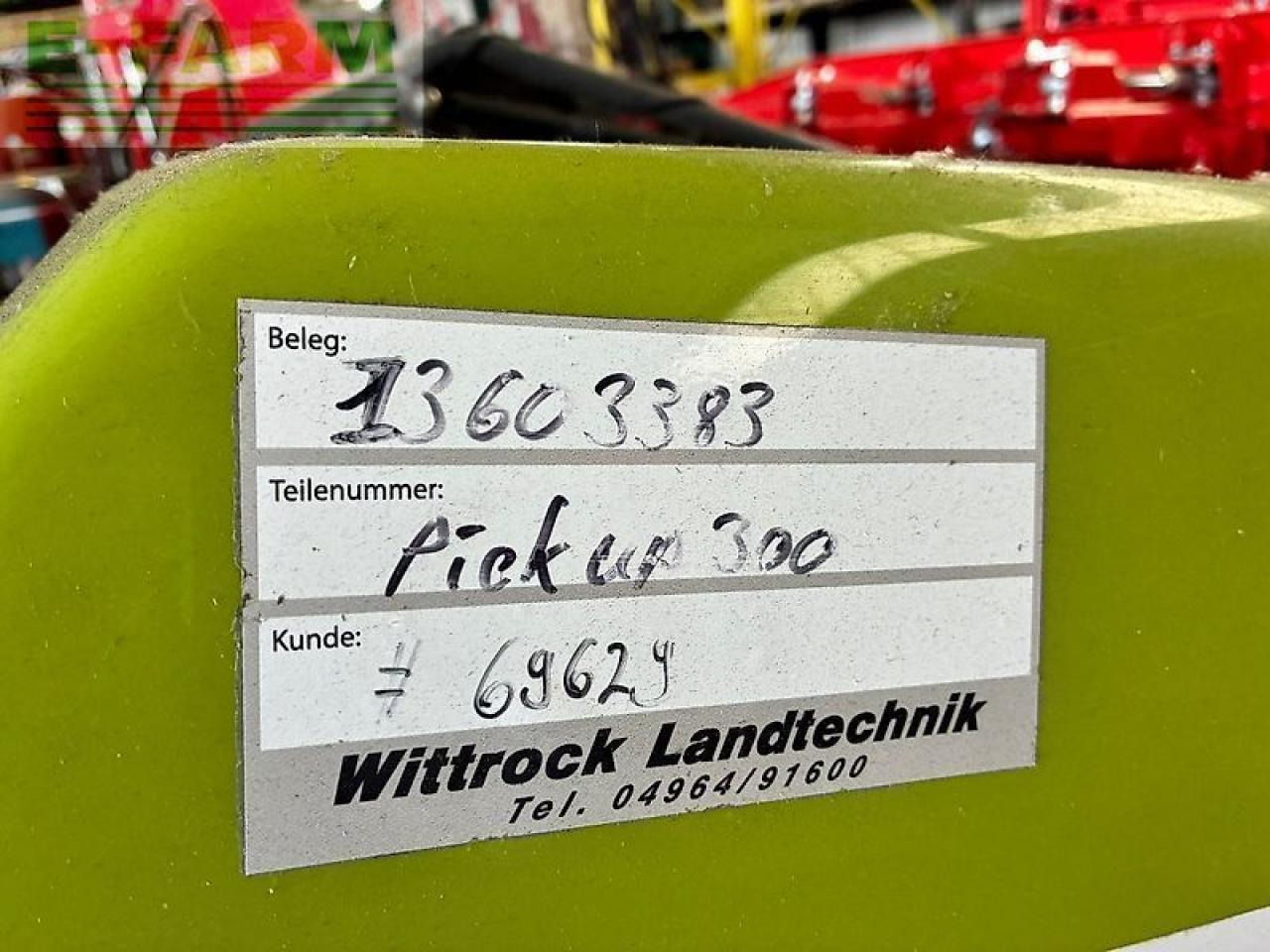 CLAAS pick up 300 profi contour - Takarmánybetakarító gép: 2 kép. CLAAS pick up 300 profi contour - Takarmánybetakarító gép: 2 kép.