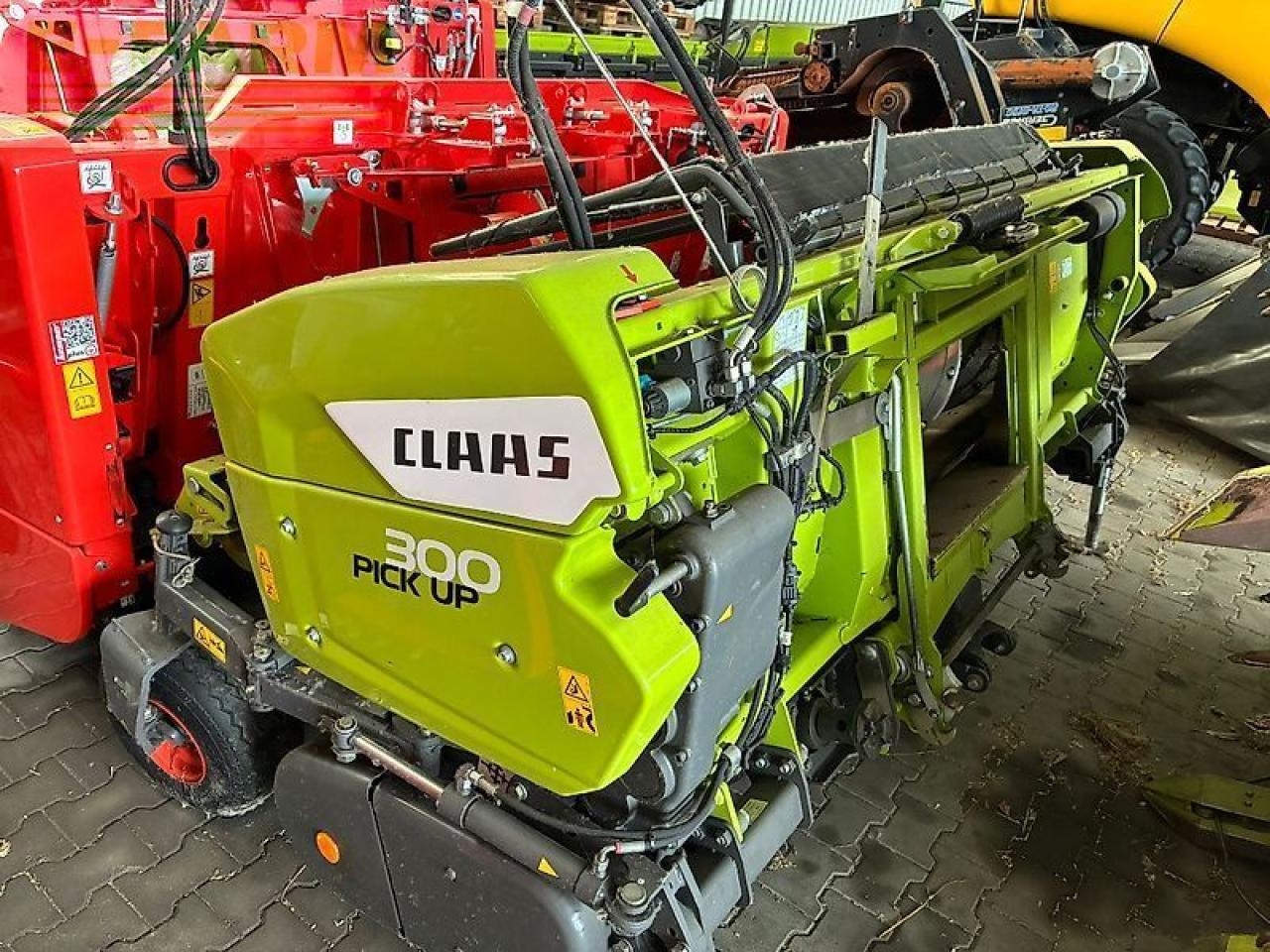 CLAAS pick up 300 profi contour - Takarmánybetakarító gép: 5 kép. CLAAS pick up 300 profi contour - Takarmánybetakarító gép: 5 kép.