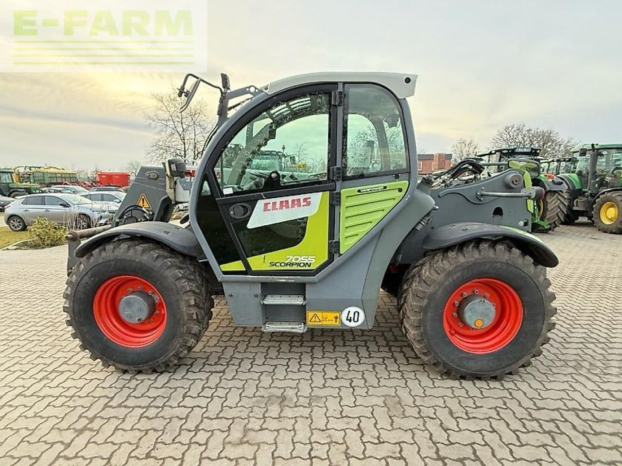 CLAAS scorpion 7055 - Teleszkópos rakodó: 2 kép. CLAAS scorpion 7055 - Teleszkópos rakodó: 2 kép.