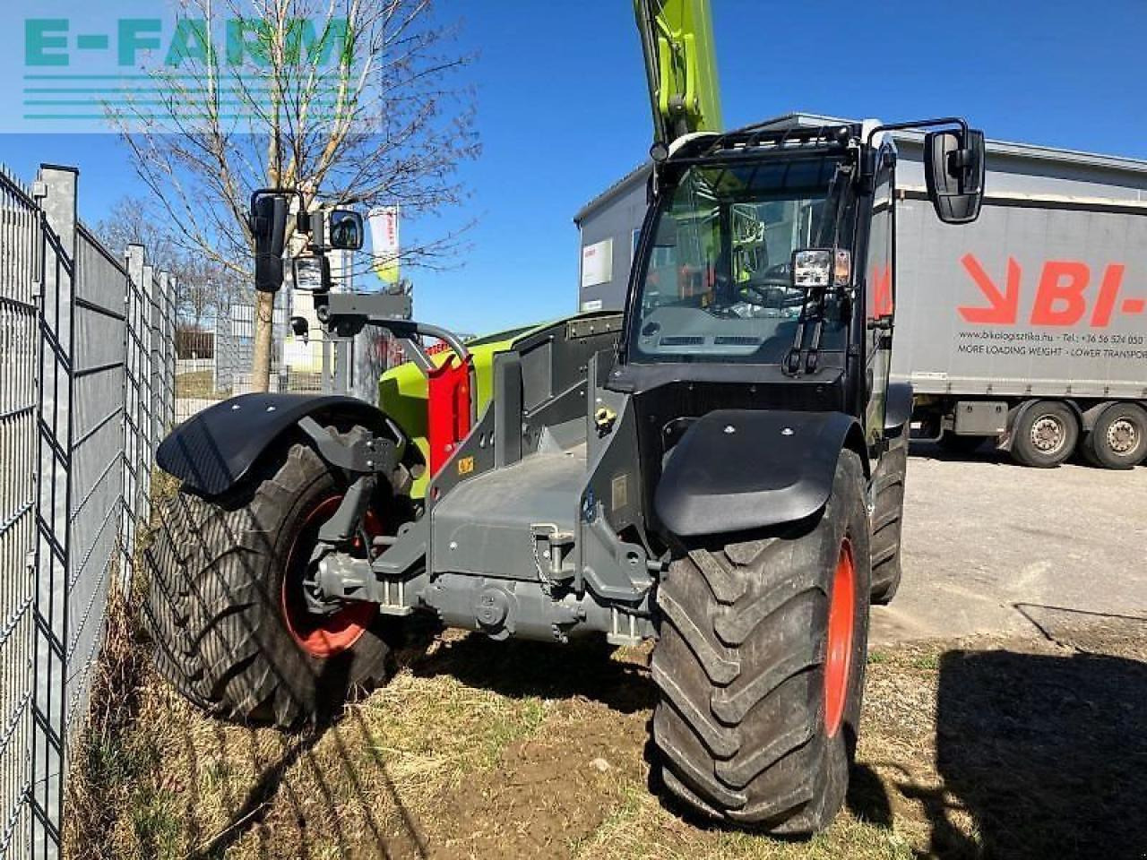 CLAAS scorpion 746 - Teleszkópos rakodó: 2 kép. CLAAS scorpion 746 - Teleszkópos rakodó: 2 kép.