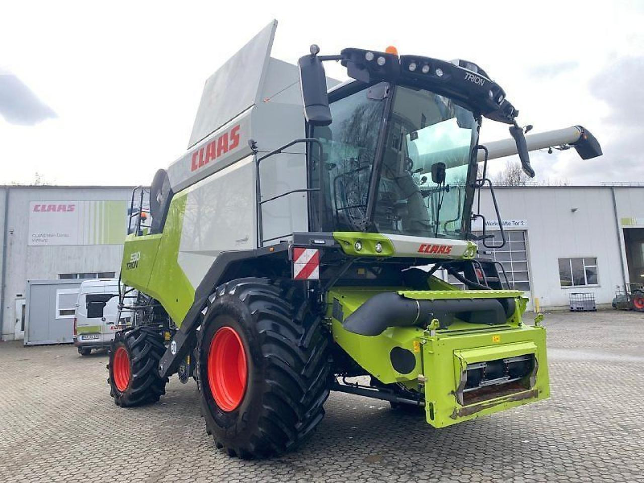 CLAAS trion 530 mit vario 680 - Kombájn: 1 kép. CLAAS trion 530 mit vario 680 - Kombájn: 1 kép.