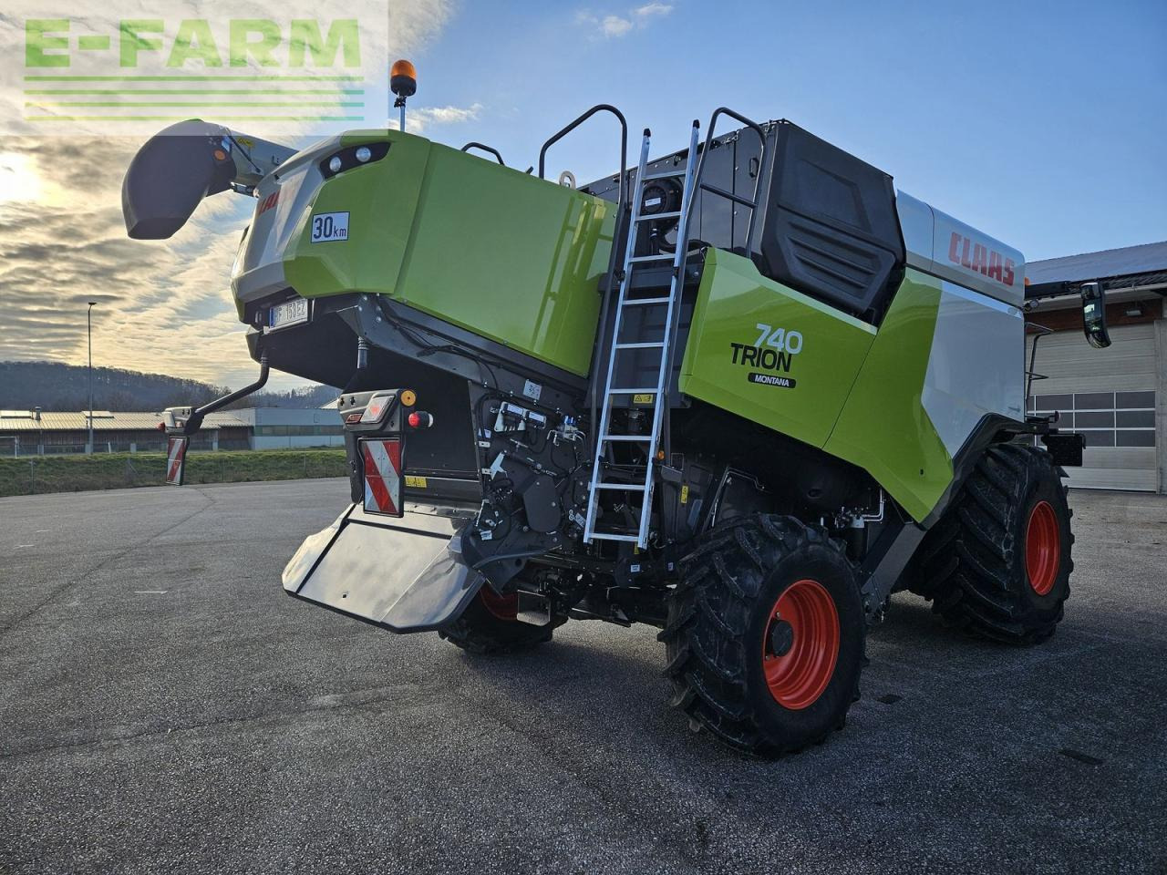 CLAAS trion 740 montana 4x4 - Kombájn: 3 kép. CLAAS trion 740 montana 4x4 - Kombájn: 3 kép.