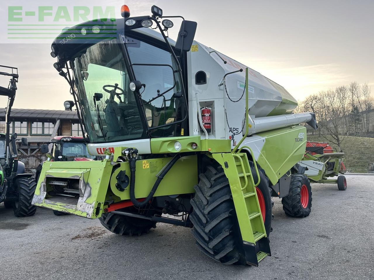 CLAAS tucano 430 - Kombájn: 2 kép. CLAAS tucano 430 - Kombájn: 2 kép.
