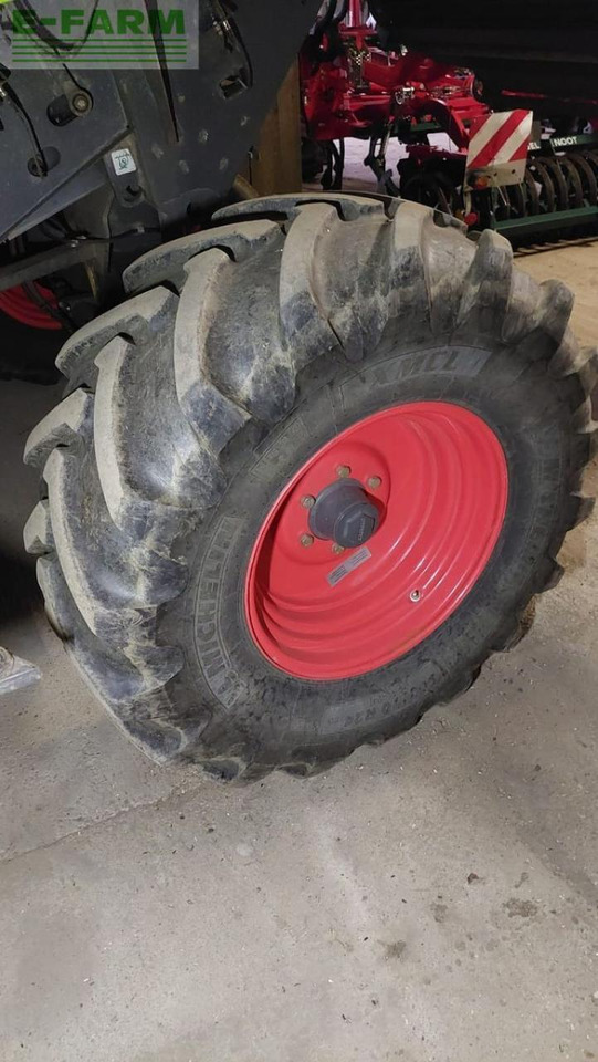 CLAAS tucano 430 - Kombájn: 2 kép. CLAAS tucano 430 - Kombájn: 2 kép.