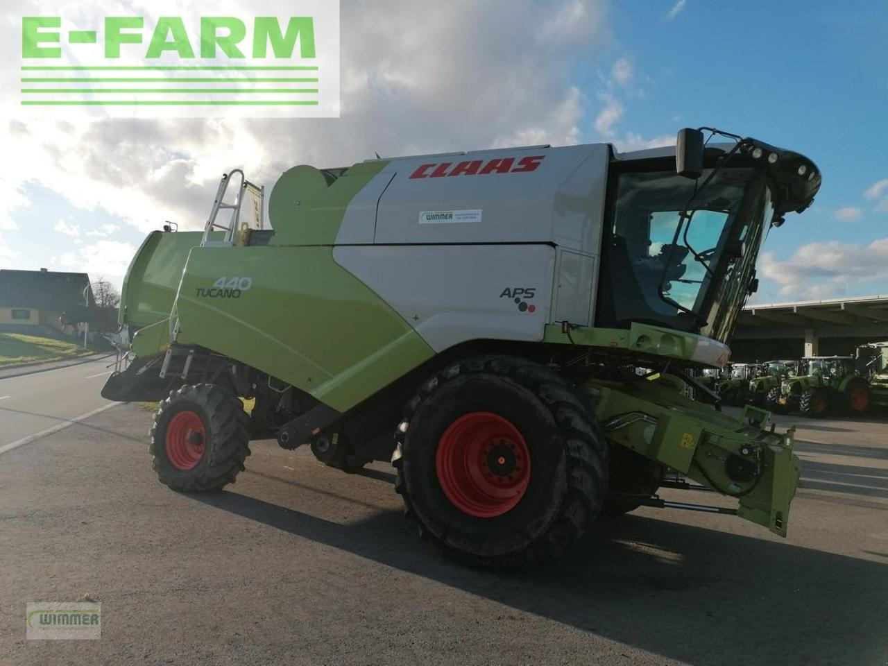 CLAAS tucano 440 - Kombájn: 3 kép. CLAAS tucano 440 - Kombájn: 3 kép.