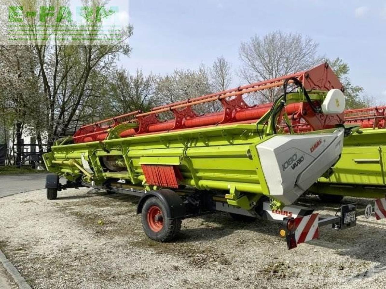 CLAAS v 1080+tw - Takarmánybetakarító gép: 1 kép. CLAAS v 1080+tw - Takarmánybetakarító gép: 1 kép.