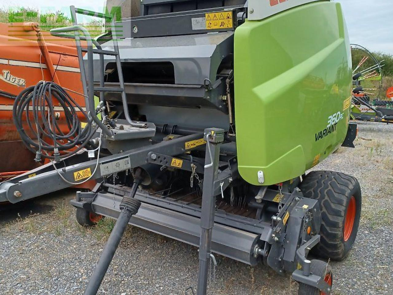 CLAAS variant 360 rc - Kocka bálázó: 2 kép. CLAAS variant 360 rc - Kocka bálázó: 2 kép.