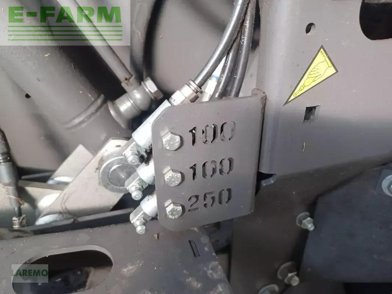 Kocka bálázó CLAAS variant 560 rc pro: 29 kép.