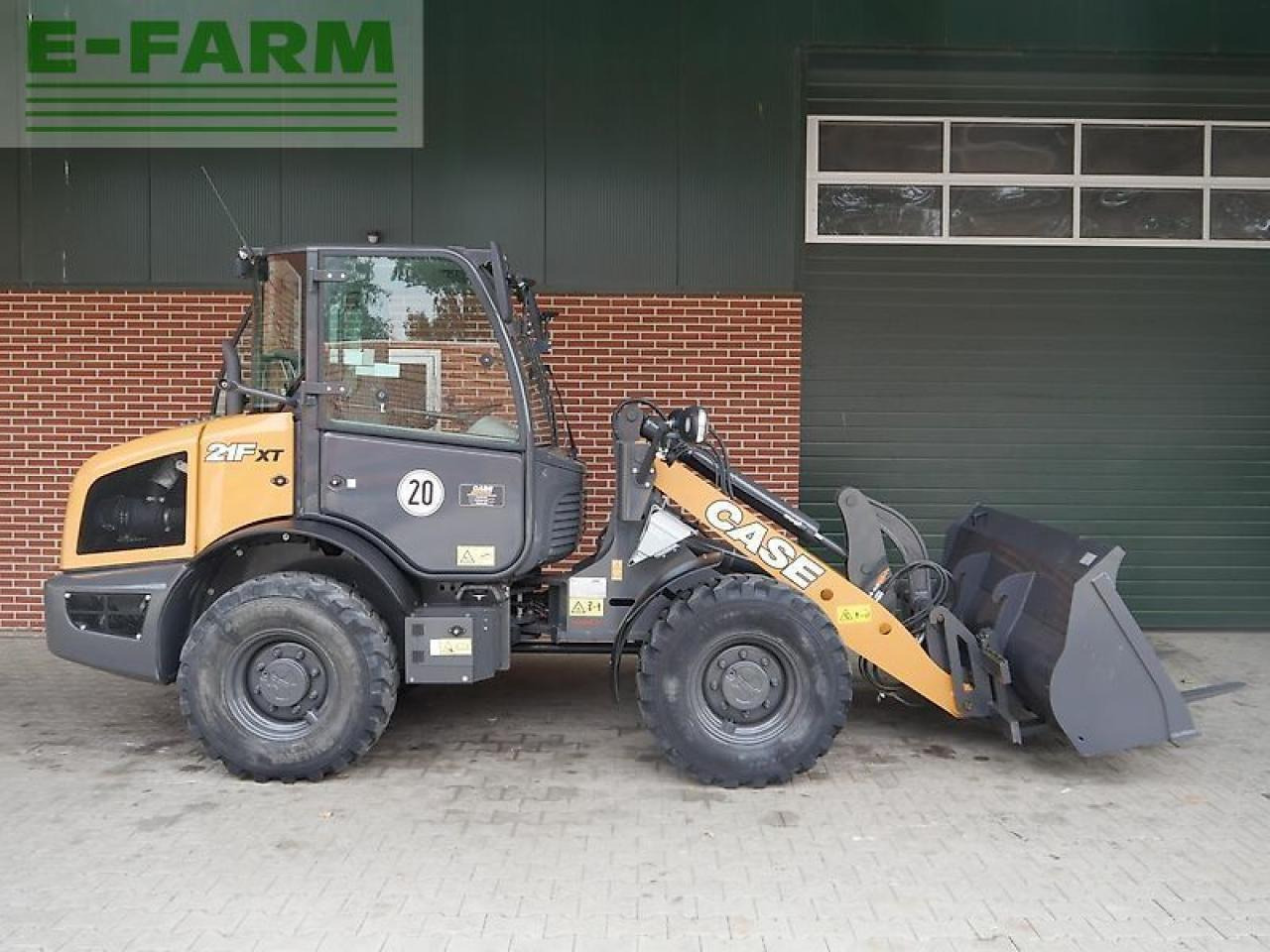Case-IH 21f xt - Minikotró: 4 kép. Case-IH 21f xt - Minikotró: 4 kép.