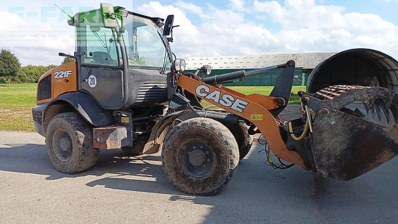Case-IH 221 f - Minikotró: 2 kép. Case-IH 221 f - Minikotró: 2 kép.
