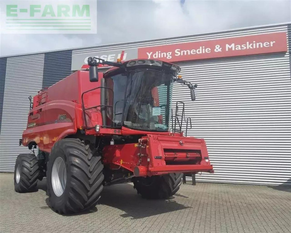 Case-IH 8250 kampagnepris axial-flow 8250 med 35 fod varioskærebord - Kombájn: 1 kép. Case-IH 8250 kampagnepris axial-flow 8250 med 35 fod varioskærebord - Kombájn: 1 kép.