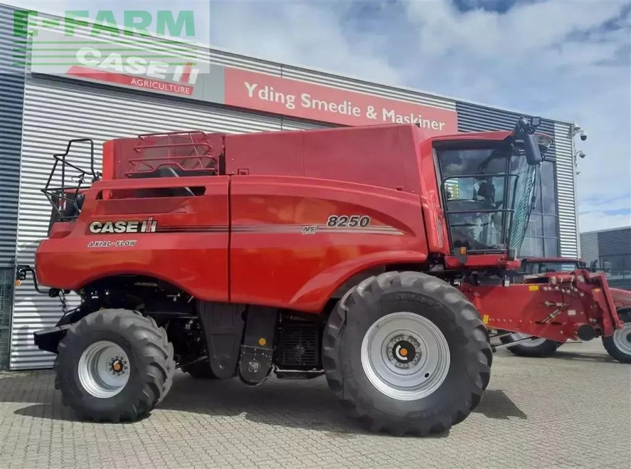 Case-IH 8250 kampagnepris axial-flow 8250 med 35 fod varioskærebord - Kombájn: 2 kép. Case-IH 8250 kampagnepris axial-flow 8250 med 35 fod varioskærebord - Kombájn: 2 kép.