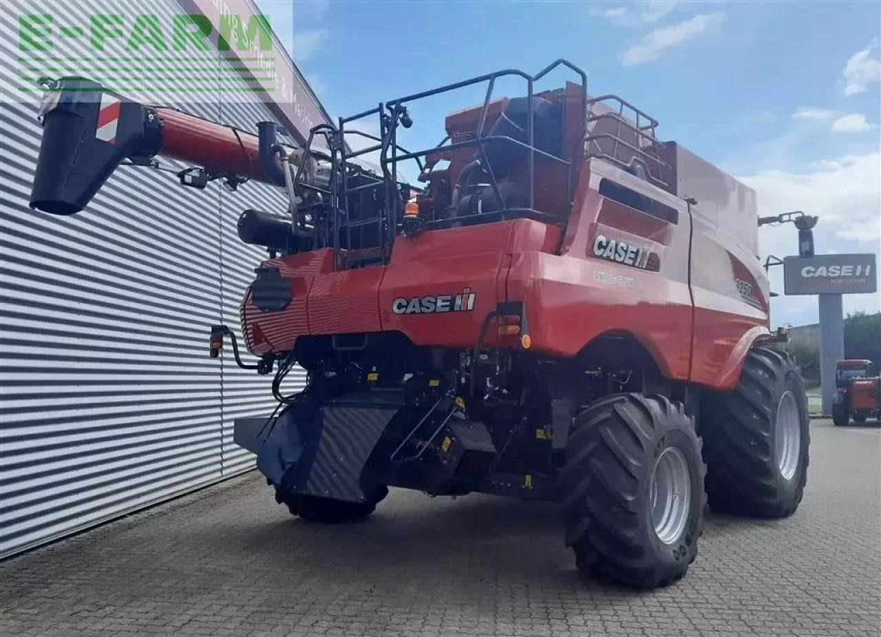 Case-IH 8250 kampagnepris axial-flow 8250 med 35 fod varioskærebord - Kombájn: 3 kép. Case-IH 8250 kampagnepris axial-flow 8250 med 35 fod varioskærebord - Kombájn: 3 kép.