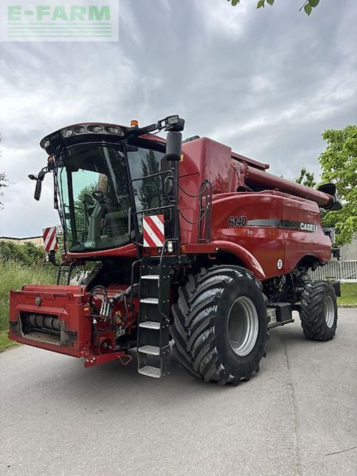 Case-IH axial-flow 6140 - Kombájn: 1 kép. Case-IH axial-flow 6140 - Kombájn: 1 kép.