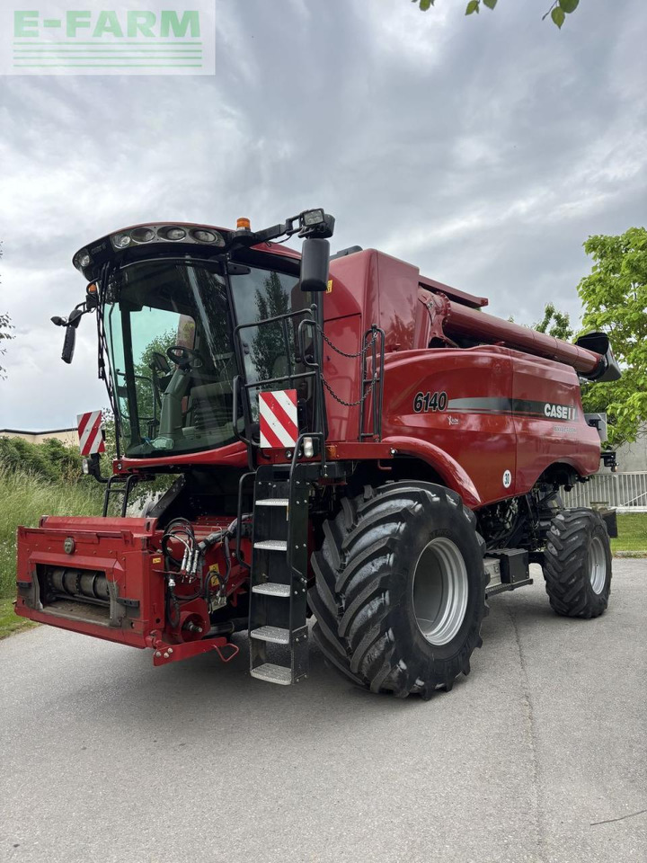 Case-IH axial-flow 6140 - Kombájn: 2 kép. Case-IH axial-flow 6140 - Kombájn: 2 kép.