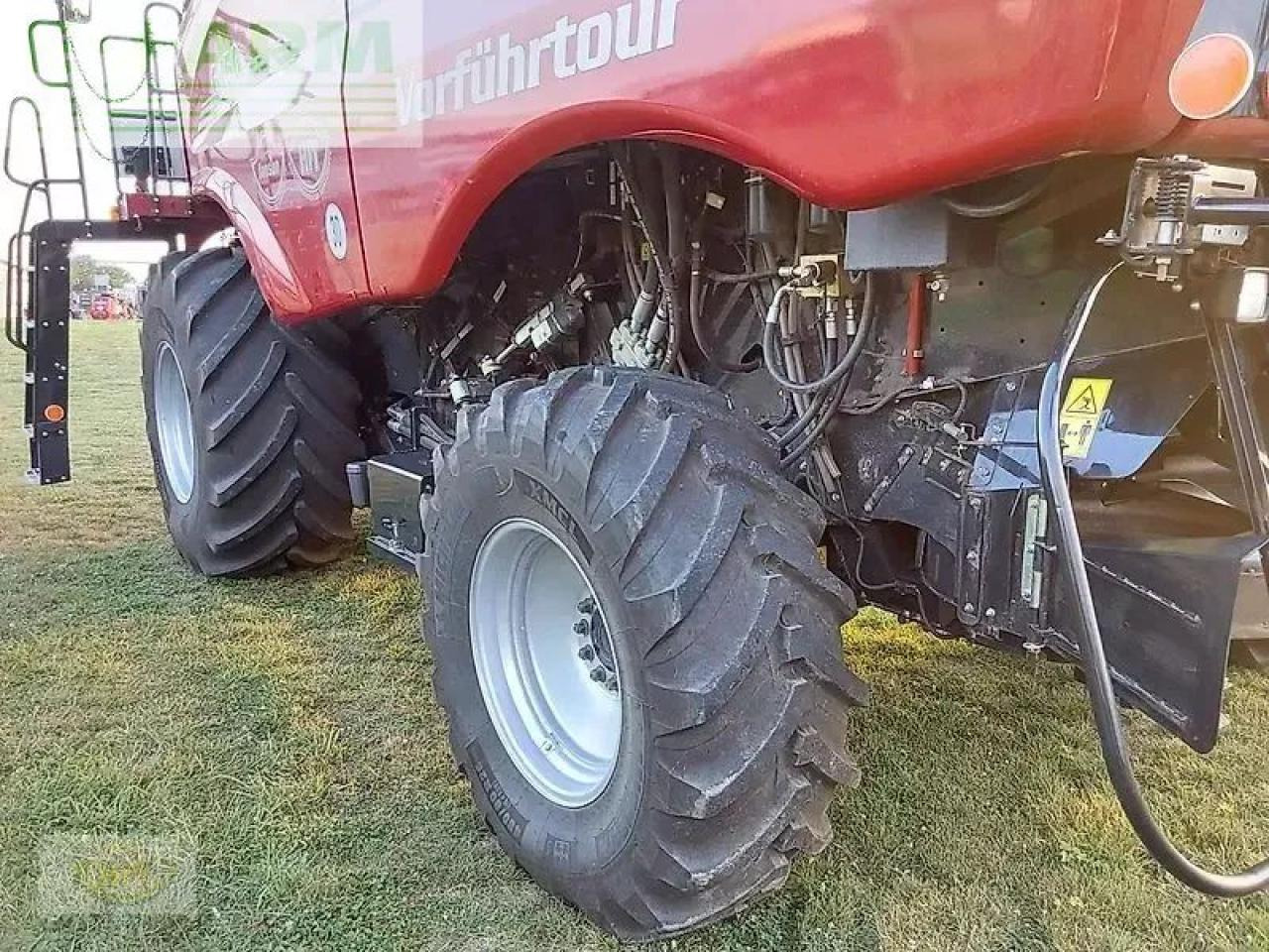 Case-IH axial-flow 6150 inkl. schneidwerk 7,62 m und wagen - Kombájn: 3 kép. Case-IH axial-flow 6150 inkl. schneidwerk 7,62 m und wagen - Kombájn: 3 kép.