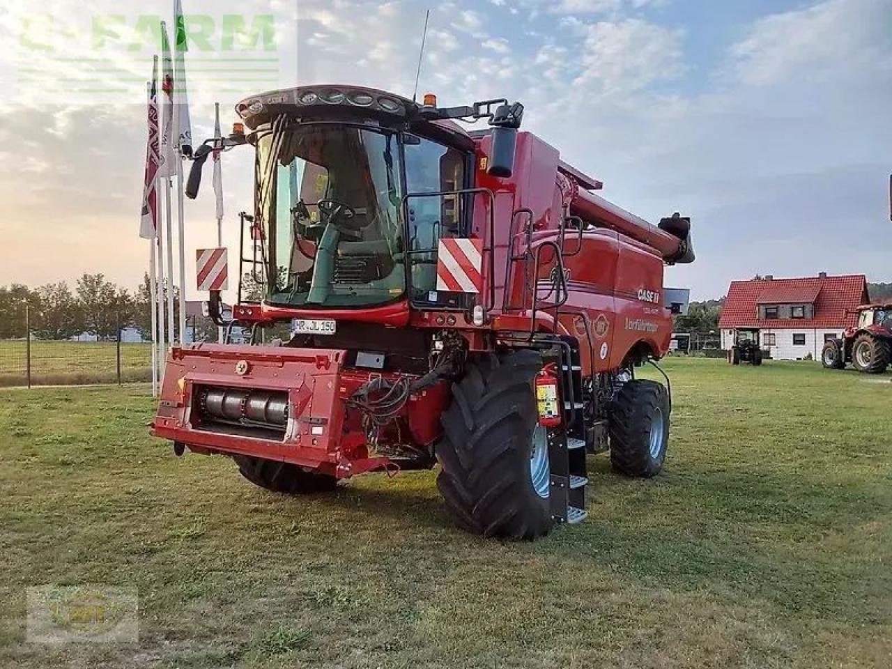Case-IH axial-flow 6150 inkl. schneidwerk 7,62 m und wagen - Kombájn: 1 kép. Case-IH axial-flow 6150 inkl. schneidwerk 7,62 m und wagen - Kombájn: 1 kép.