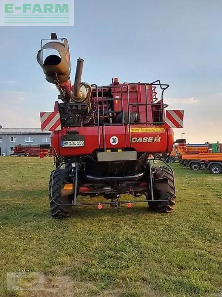 Case-IH axial-flow 6150 inkl. schneidwerk 7,62 m und wagen - Kombájn: 4 kép. Case-IH axial-flow 6150 inkl. schneidwerk 7,62 m und wagen - Kombájn: 4 kép.