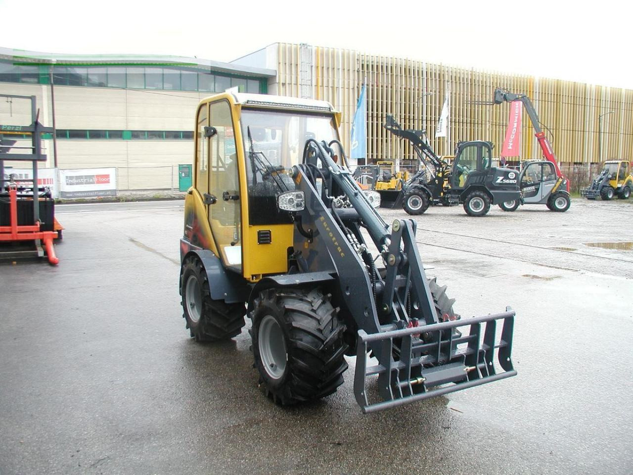 Eurotrac 820 / w12-cs2 - Minikotró: 4 kép. Eurotrac 820 / w12-cs2 - Minikotró: 4 kép.