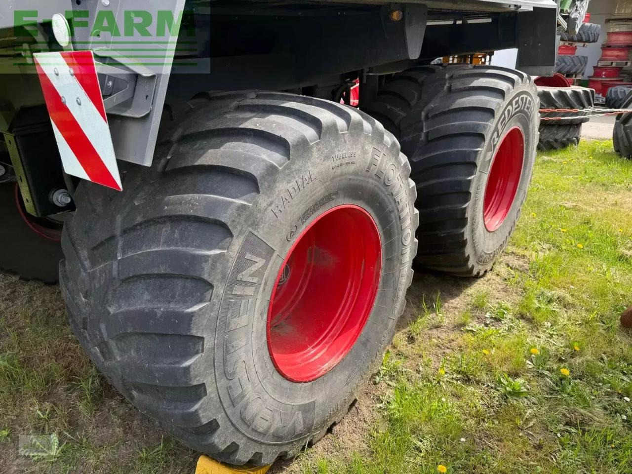 Fendt tigo 75 xr mit 800/45 r26,5 bereifung, laderaumabdeckung und 3 dosierwalzen - Rendfelszedő: 2 kép. Fendt tigo 75 xr mit 800/45 r26,5 bereifung, laderaumabdeckung und 3 dosierwalzen - Rendfelszedő: 2 kép.
