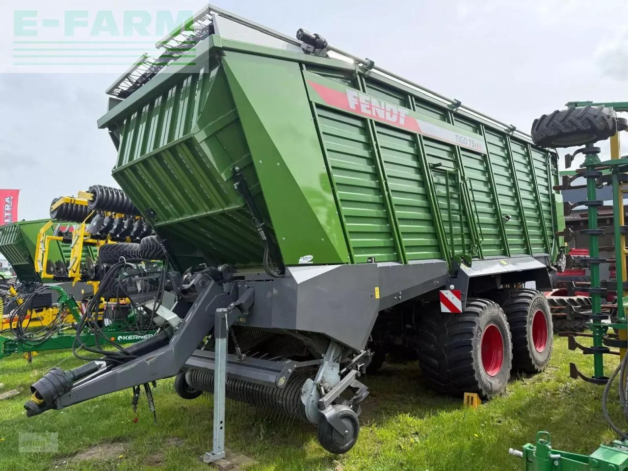 Fendt tigo 75 xr mit 800/45 r26,5 bereifung, laderaumabdeckung und 3 dosierwalzen - Rendfelszedő: 1 kép. Fendt tigo 75 xr mit 800/45 r26,5 bereifung, laderaumabdeckung und 3 dosierwalzen - Rendfelszedő: 1 kép.