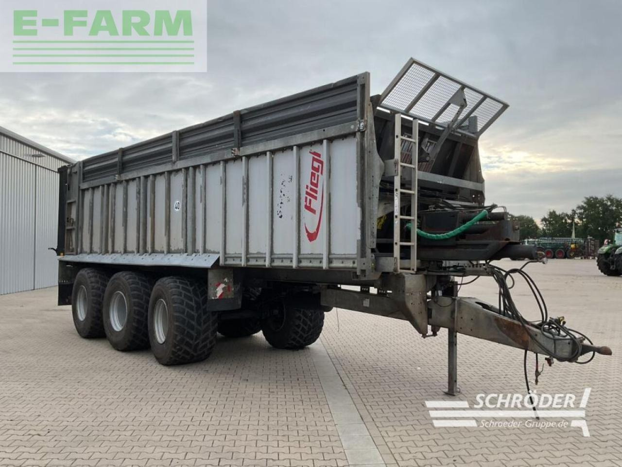 Fliegl asw 288 - Mezőgazdasági billenőpótkocsi: 2 kép. Fliegl asw 288 - Mezőgazdasági billenőpótkocsi: 2 kép.