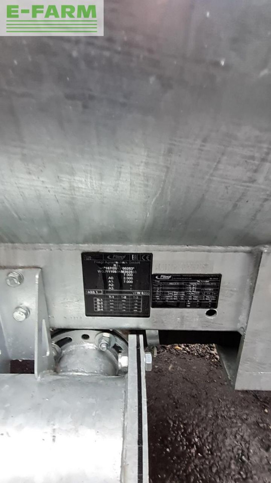 Fliegl vfm 6200 - Szippantó tartálykocsi: 4 kép. Fliegl vfm 6200 - Szippantó tartálykocsi: 4 kép.