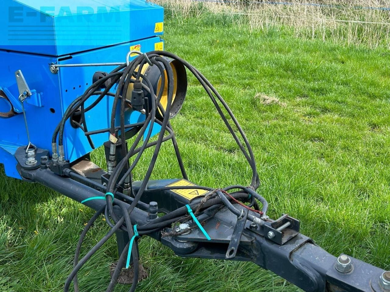 Fortschritt K464 HD - Kocka bálázó: 2 kép. Fortschritt K464 HD - Kocka bálázó: 2 kép.