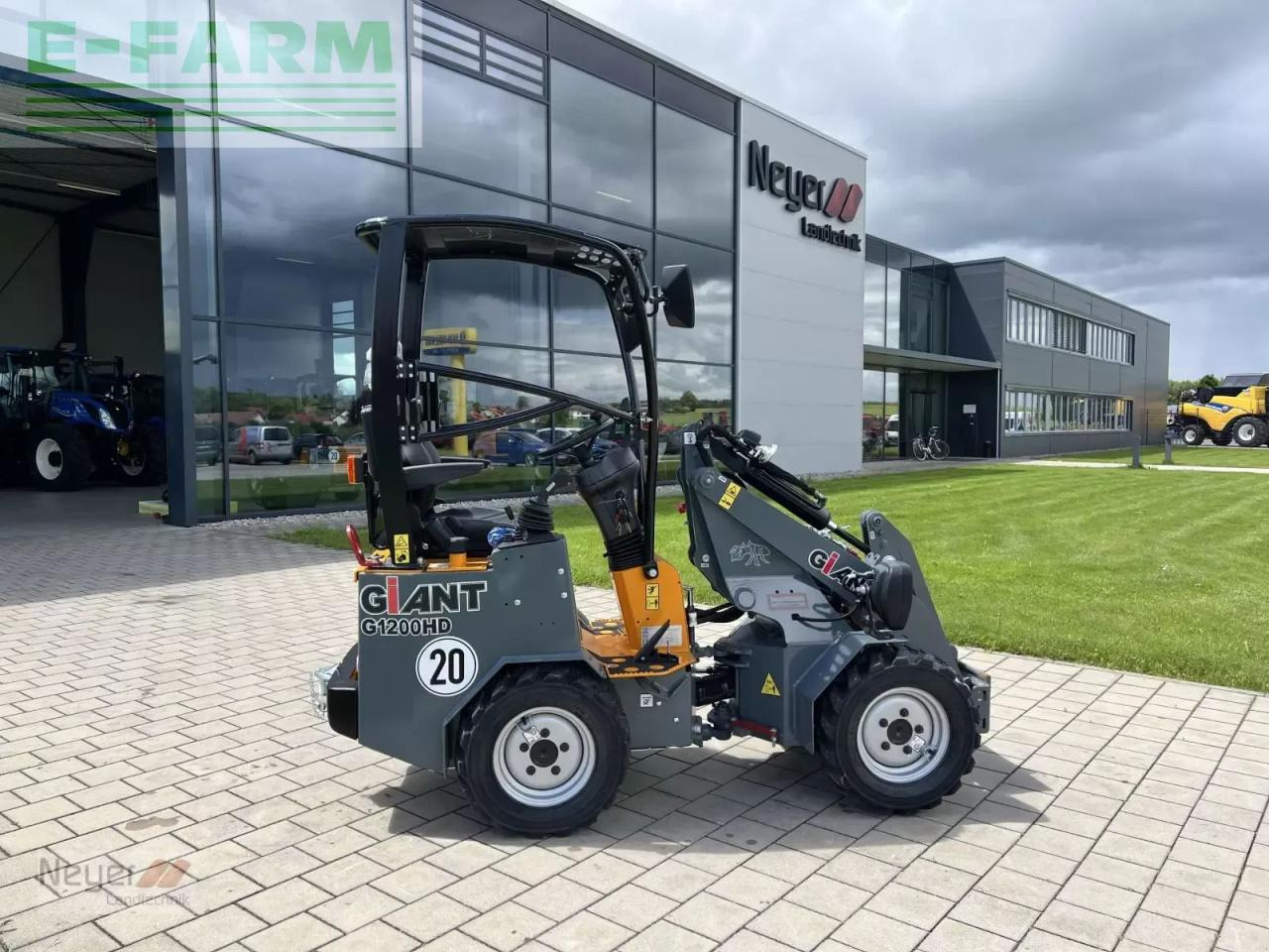 Giant g 1200 hd - Gumikerekes homlokrakodó: 1 kép. Giant g 1200 hd - Gumikerekes homlokrakodó: 1 kép.