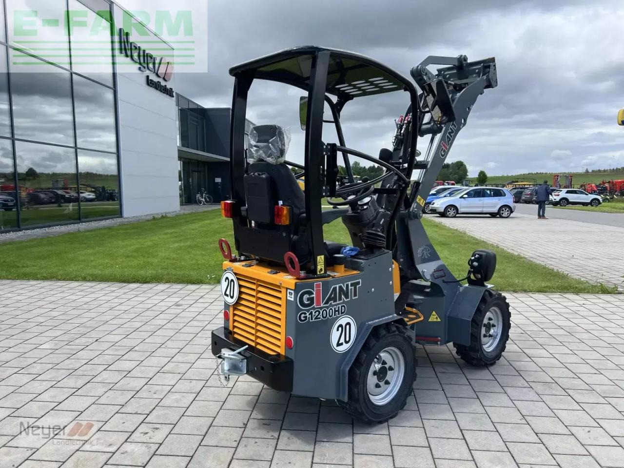 Giant g 1200 hd - Gumikerekes homlokrakodó: 4 kép. Giant g 1200 hd - Gumikerekes homlokrakodó: 4 kép.