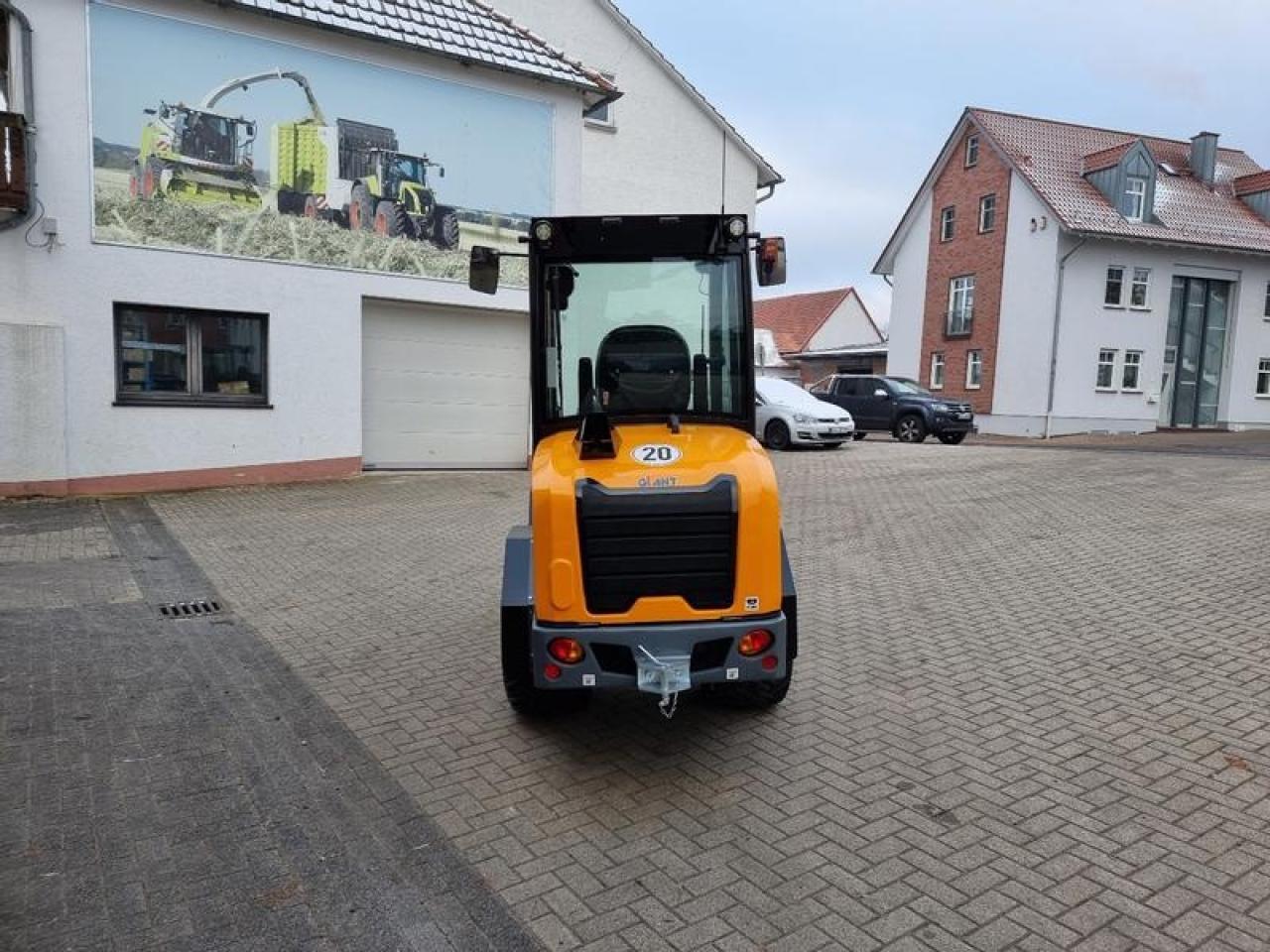 Giant g 2700 hd mit kabine und euro aufnamhe - Gumikerekes homlokrakodó: 4 kép. Giant g 2700 hd mit kabine und euro aufnamhe - Gumikerekes homlokrakodó: 4 kép.