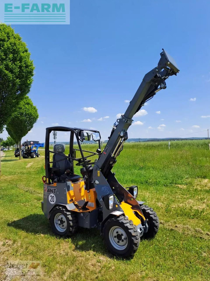 Giant g1200 tele - Gumikerekes homlokrakodó: 3 kép. Giant g1200 tele - Gumikerekes homlokrakodó: 3 kép.