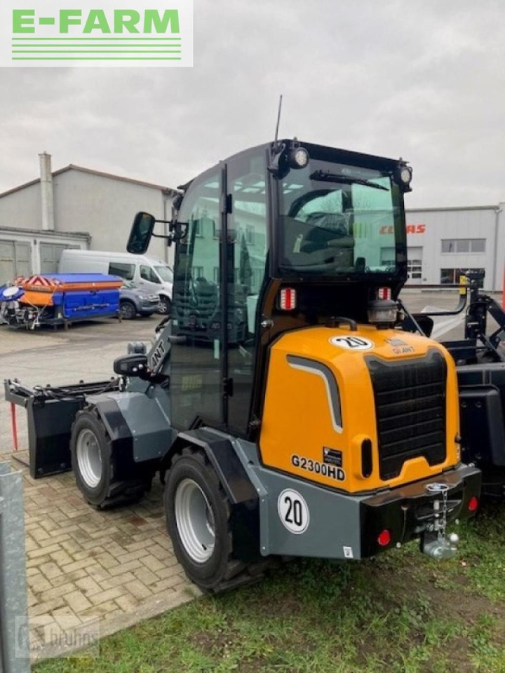 Giant g2300 hd - Gumikerekes homlokrakodó: 2 kép. Giant g2300 hd - Gumikerekes homlokrakodó: 2 kép.
