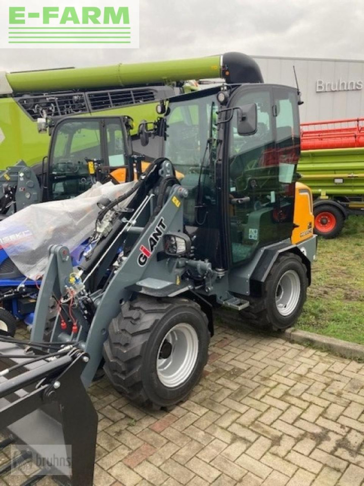 Giant g2300 hd - Gumikerekes homlokrakodó: 1 kép. Giant g2300 hd - Gumikerekes homlokrakodó: 1 kép.