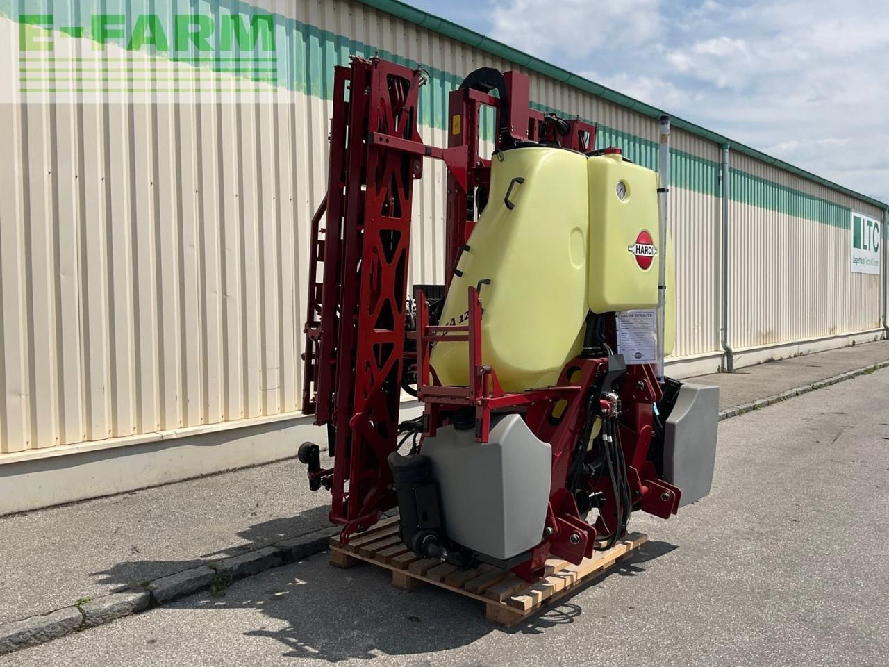 Hardi Mega 1200 - Vontatott permetezők: 4 kép. Hardi Mega 1200 - Vontatott permetezők: 4 kép.