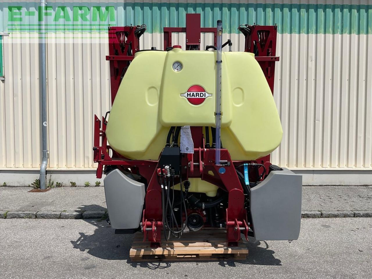 Hardi Mega 1200 - Vontatott permetezők: 3 kép. Hardi Mega 1200 - Vontatott permetezők: 3 kép.
