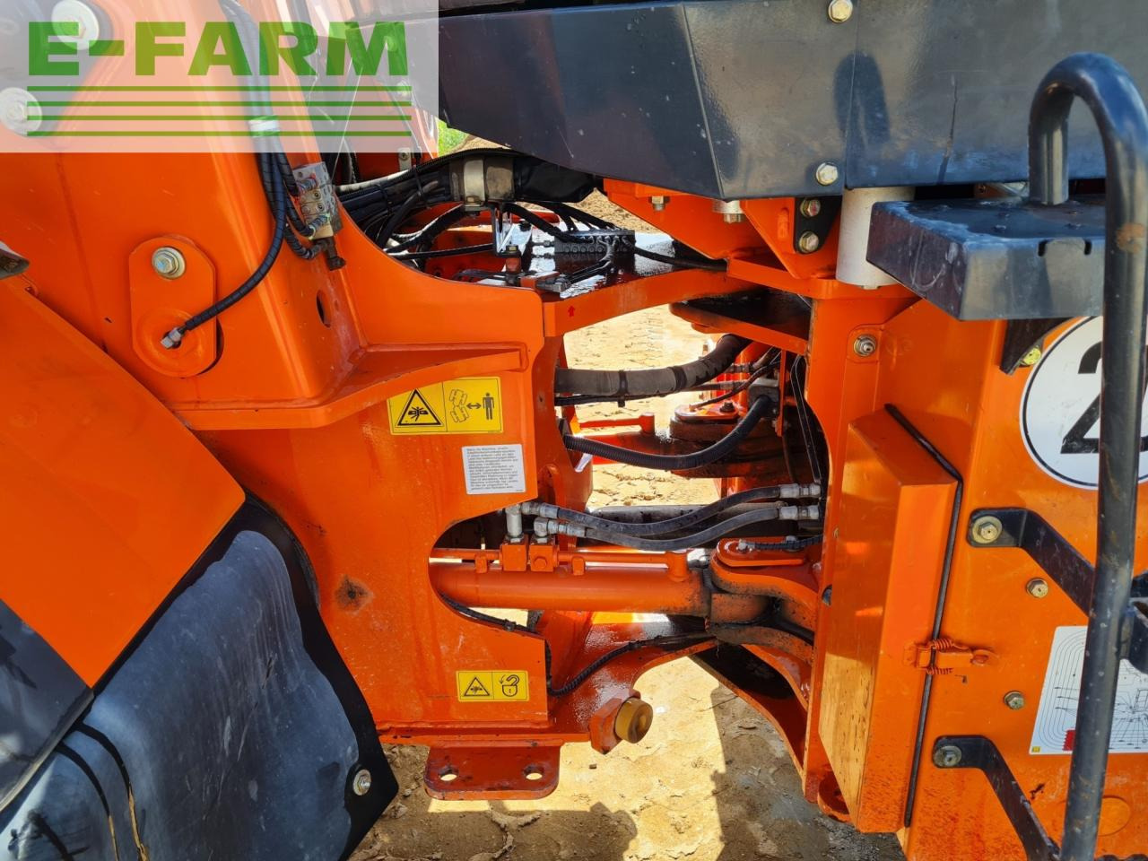 Hitachi ZW 150 TPD-5 - Gumikerekes homlokrakodó: 4 kép. Hitachi ZW 150 TPD-5 - Gumikerekes homlokrakodó: 4 kép.