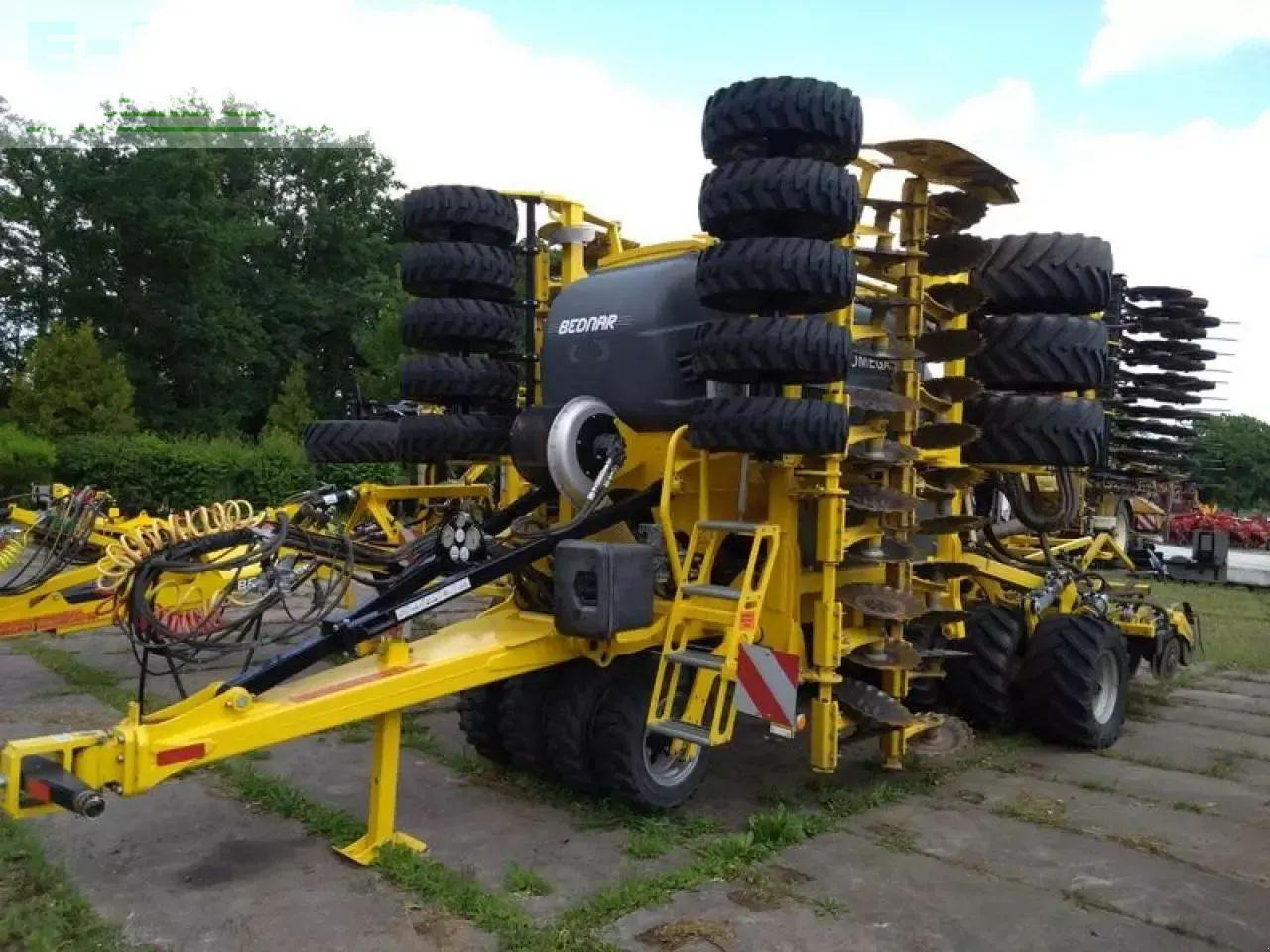 Horsch bednar omega 6000 - Szemenkénti vetőgép: 2 kép. Horsch bednar omega 6000 - Szemenkénti vetőgép: 2 kép.